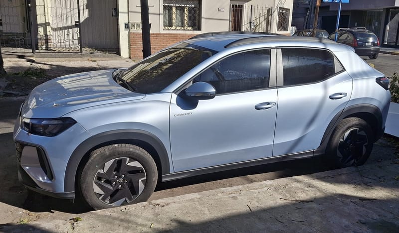 Volkswagen Tera azul-claro estacionado junto à calçada, visto de lado, com caixas de roda e soleiras em plástico preto, rodas de liga em dois tons, preto e prata, e a inscrição Comfort na porta dianteira